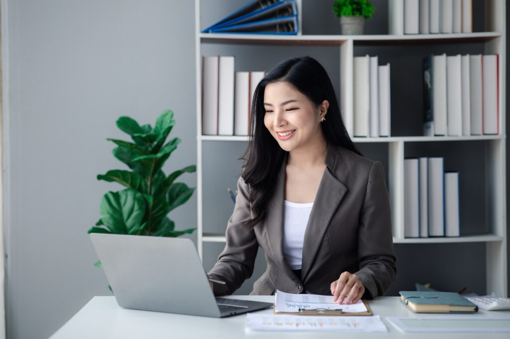 Asian women working in the office, young Asian business women as business executives.